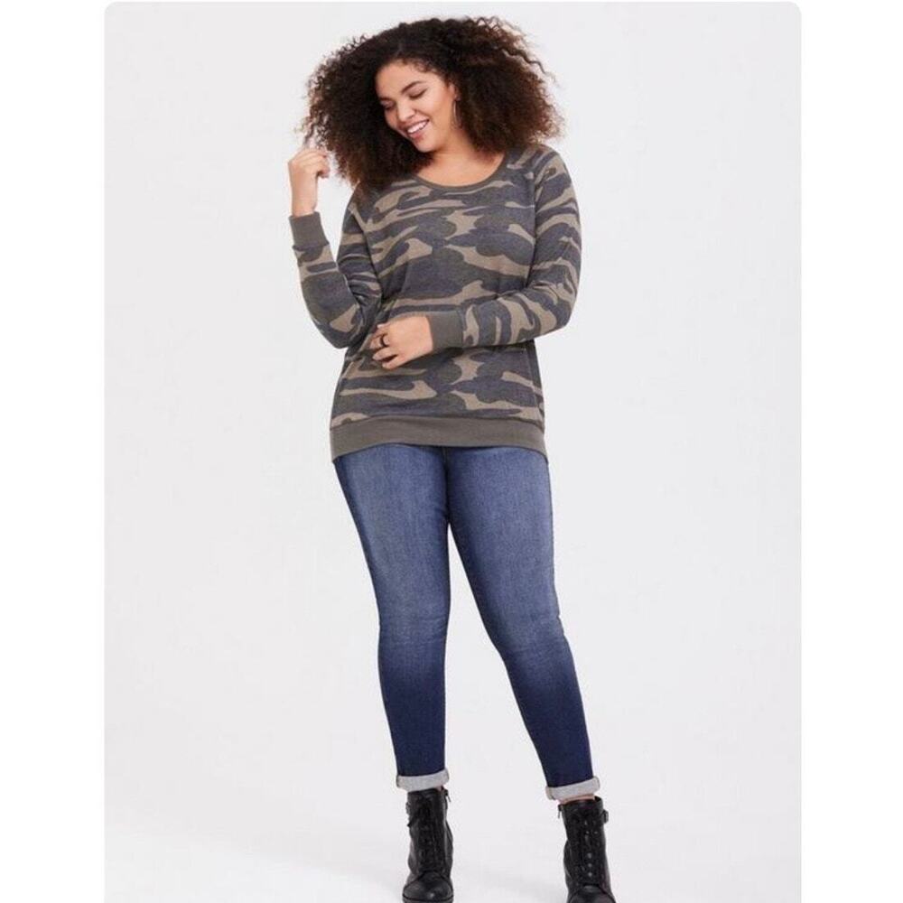 TORRID Green Gray Camo Print Long Sleeve Knit Top Size 2 (2XL)